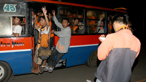 Angkutan Umum Terlarang untuk Pendemo, Suporter dan Massa Lainnya
