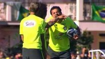 Fred Tiru Suarez Mengigit