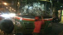 Tabrak Motor, Bus Mayasari Rusak Diamuk Massa