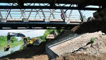 Jembatan Comal Ambles, Terminal Pekalongan Sepi