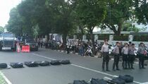 Pendemo Dilarang Masuk Ring 3 di KPU