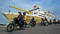 Pemudik Bermotor Naik Kapal Tiba di Semarang