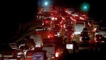 Kemacetan di Tol Cikampek Menjalar ke Jalan Arteri dan Alternatif