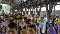 Calon Penumpang Kereta di Padang Kehabisan Tiket