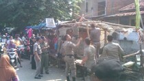  Ditinggal Mudik, Lapak PKL Pasar Bendungan Melayu Dibongkar Satpol PP