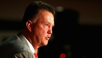 Video: Ini Insiden Memalukan Van Gaal Saat Jumpa Pers