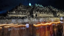 Greenpeace Pasang Sistem Penerangan Tenaga Surya di Candi Borobudur