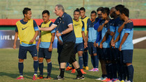 Riedl Tak Puas Dengan Performa Timnas