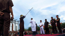 4 Penjudi Aceh Dihukum Cambuk