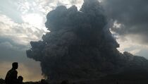 Pengungsi Sinabung Butuh 1,8 Ton Beras Per Hari