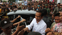 Beri Bantuan, Jokowi Interaksi Langsung dengan Pengungsi Sinabung
