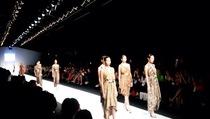 Oscar Lawalata Hadirkan Nuansa Keraton Jawa di JFW 2015