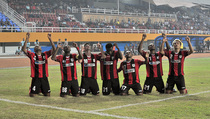 Warga Jayapura Nonton Bareng Persipura Vs Persib