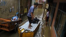 Polda Metro Jaya Simulasi Antisipasi Banjir di Kampung Pulo