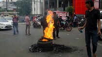 Aksi Bakar Ban, SPBU Cikini Ditutup