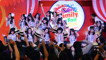 Sambut Natal, Personel JKT 48 Bagikan Sumbangan ke Panti Asuhan 