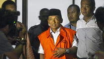 Barang Bukti Uang di Koper Ketua DPRD Bangkalan Rp 4 M