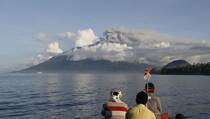 Gunung Gamalama Kembali Semburkan Abu Vulkanik