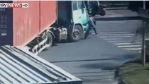 Tertabrak Truk Kontainer, Pesepeda Ini Secara Ajaib Selamat