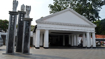 Mengunjungi Museum Taman Prasasti