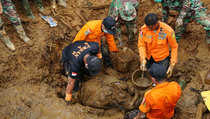 Tim SAR Temukan Jenazah Korban Longsor Ibu dan Anak Berpelukan