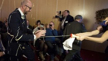 PM Belgia Telak Terkena Semprotan Mayones 