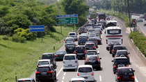Ribuan Kendaraan Mengular di Tol Cipularang