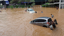 Awas, Ini Berbagai Risiko Saat Mobil Terjang Banjir
