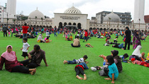 Peresmian Alun-alun Bandung Tanpa Alas Kaki