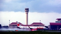 Erupsi Raung, Bandara Juanda dan Abdu Rachman Saleh Ditutup