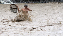 Bupati Karo Ikut Cari Korban Banjir Lahar Dingin
