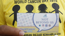 Hari Kanker Sedunia, Relawan Bagikan Brosur Pencegahan Kanker