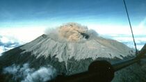  Gunung Raung Berstatus Siaga, Tenda Darurat Mulai Didirikan