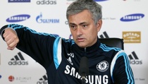 Van Persie Lolos dari Sanksi, Mourinho Uring-uringan
