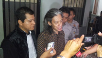 Fariz RM Jalani Sidang Perdana Ditemani Anak dan Istri