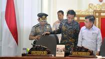 Pemerintah Berpacu dengan Konsolidasi Elite Politik dan Krisis Ekonomi