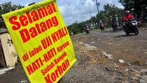 Pilu, Warga Tandu Jenazah Sejauh 6 Km Akibat Jalan Rusak Parah di Majene