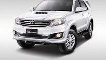Toyota Serahkan Fortuner untuk UNS Solo