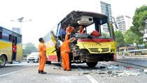 Kecelakaan Beruntun Bus Buruh di Tol Cawang-Grogol, 4 Orang Luka-luka