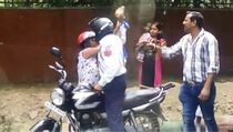 [VIDEO]:Polantas India Lempar Wanita Pakai Bata