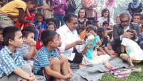 Yohanna Yembise Temui 5 Anak yang Ditelantarkan Orangtua