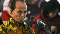 KPK Jemput Paksa Eks Gubernur Riau, Annas Maamun