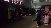 Penggemar Boyzone Antre Foto di Depan 