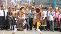 Pentaskan Tarian Caci, Keluarga Manggarai-Jakarta Hidupkan Kembali Kearifan Lokal