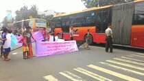 Warga Kampung Pulo Unjuk Rasa Tuntut Ganti Rugi