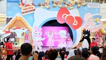 Lucunya Hello Kitty Meriahkan Natal dan Tahun Baru