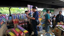 Razia petasan di pasar Asemka