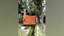 Hilang Kendali, Bus Terperosok di Jalur Puncak