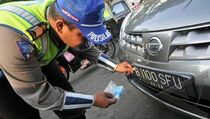Polri: Peralihan Pelat Nomor Kendaraan Hitam ke Putih Tahun 2022