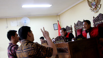 Sidang Ernaly, Kesaksian Pengadu Berubah-ubah
